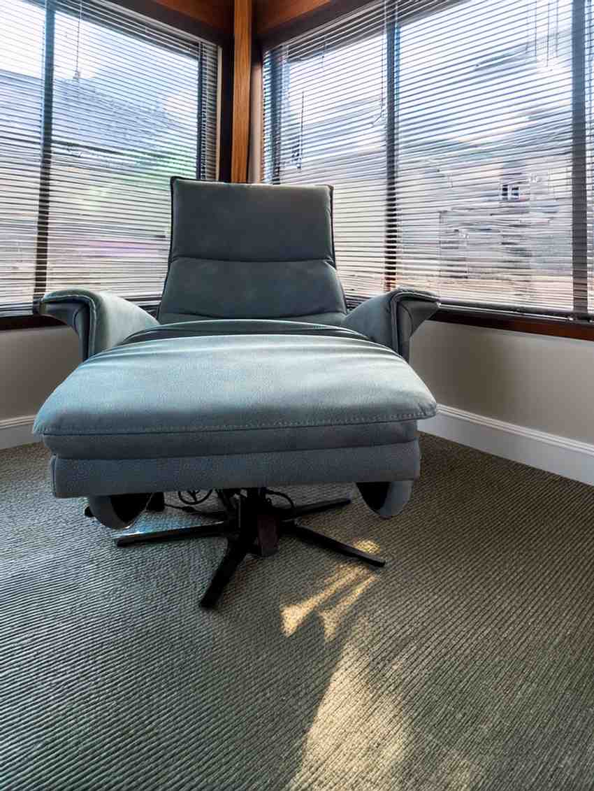 Blue Rolling Recliner Chair with Wheels – Adjustable Comfort Seating